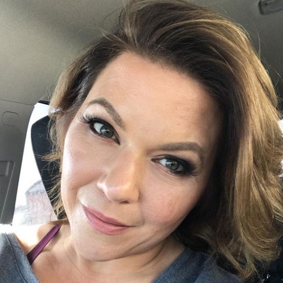 Meet your Posher, Janet - Picture 2 of 2